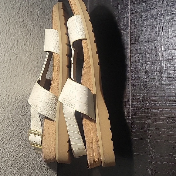 Euro Soft by Sofft Cream Crocodile Sandals Women's Size 8M - Picture 5 of 9